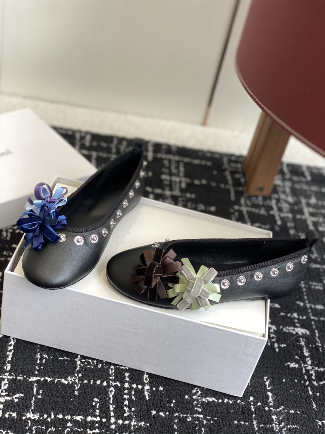 代购级
小众品牌 Paloma-wool 2025春夏新款花朵芭蕾舞鞋铆钉平底单鞋

超级漂亮，为花而生