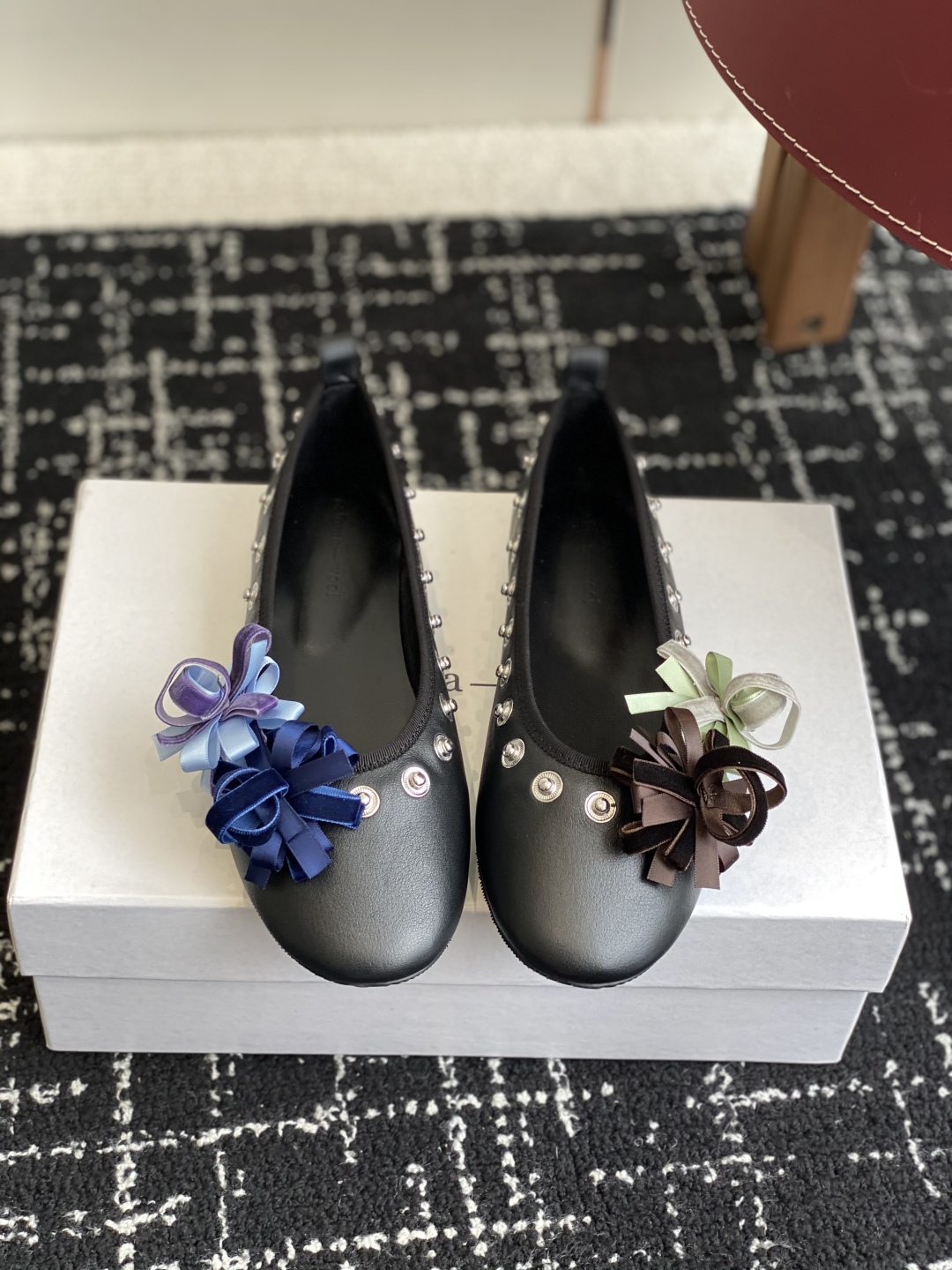 代购级
小众品牌 Paloma-wool 2025春夏新款花朵芭蕾舞鞋铆钉平底单鞋

超级漂亮，为花而生