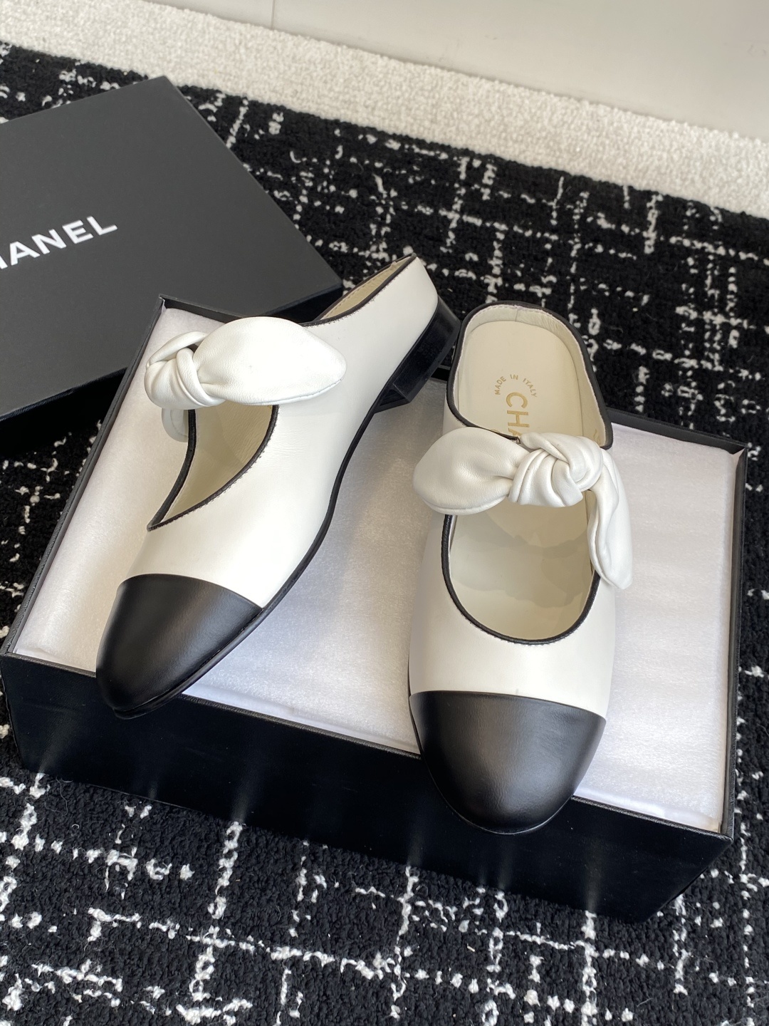 代购级
CHANEL小香 25ss 春夏鞋 玛丽珍 半拖
宛如女神脖子上的项链,上脚包裹性非常好,上