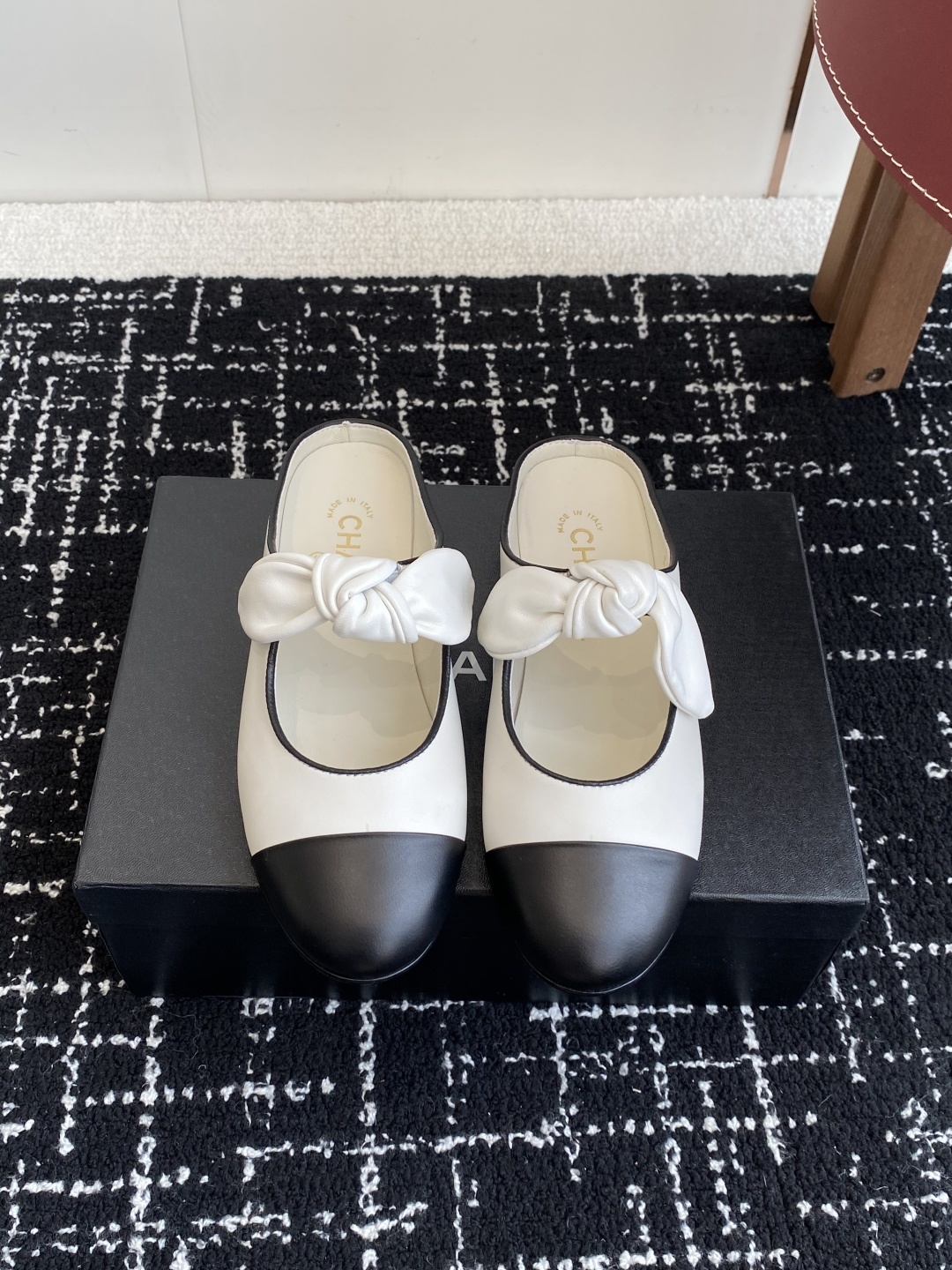 代购级
CHANEL小香 25ss 春夏鞋 玛丽珍 半拖
宛如女神脖子上的项链,上脚包裹性非常好,上
