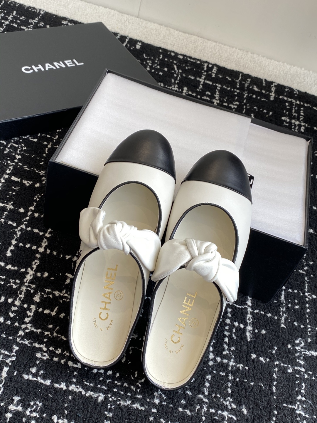 代购级
CHANEL小香 25ss 春夏鞋 玛丽珍 半拖
宛如女神脖子上的项链,上脚包裹性非常好,上