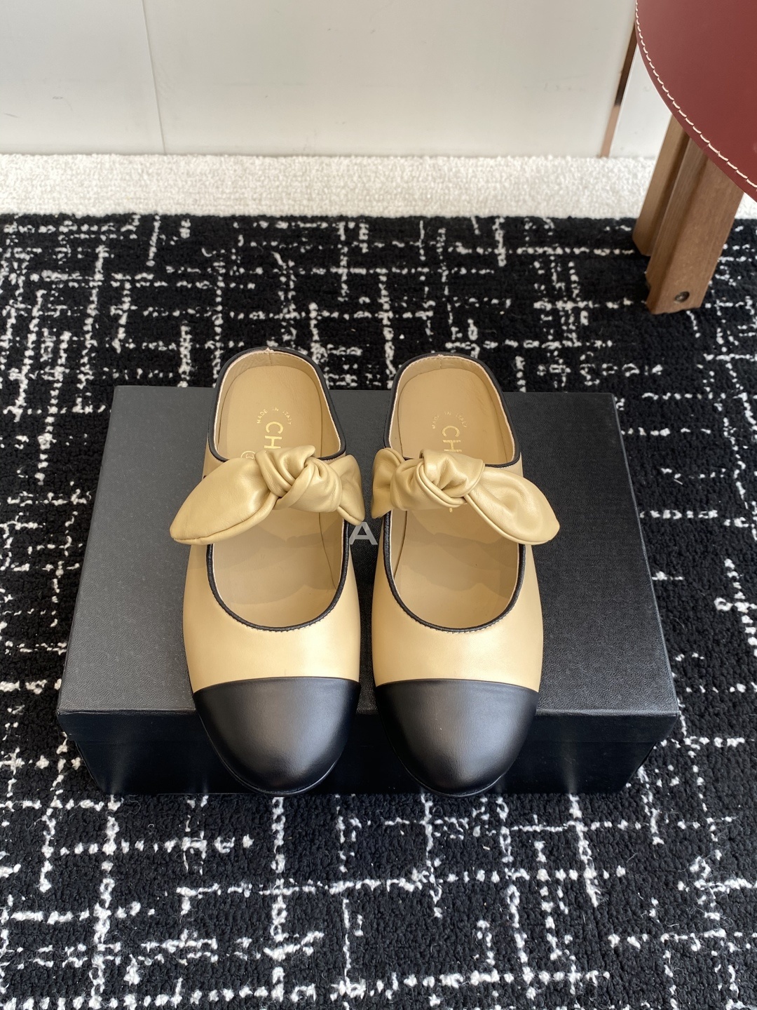 代购级
CHANEL小香 25ss 春夏鞋 玛丽珍 半拖
宛如女神脖子上的项链,上脚包裹性非常好,上