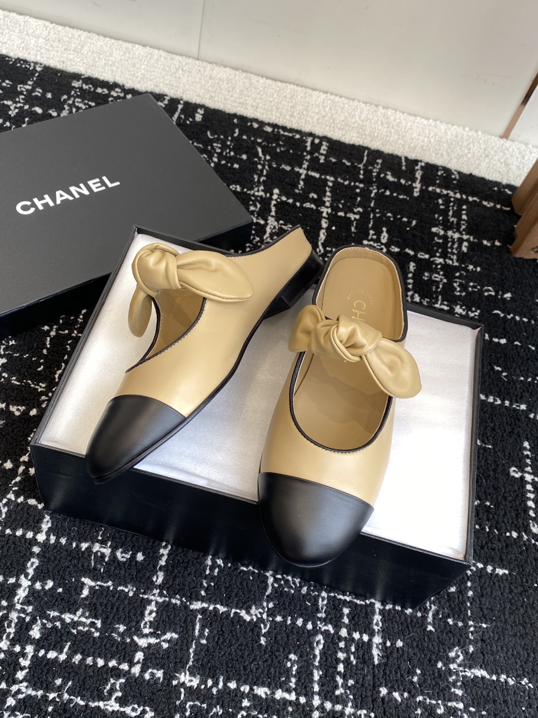 代购级
CHANEL小香 25ss 春夏鞋 玛丽珍 半拖
宛如女神脖子上的项链,上脚包裹性非常好,上