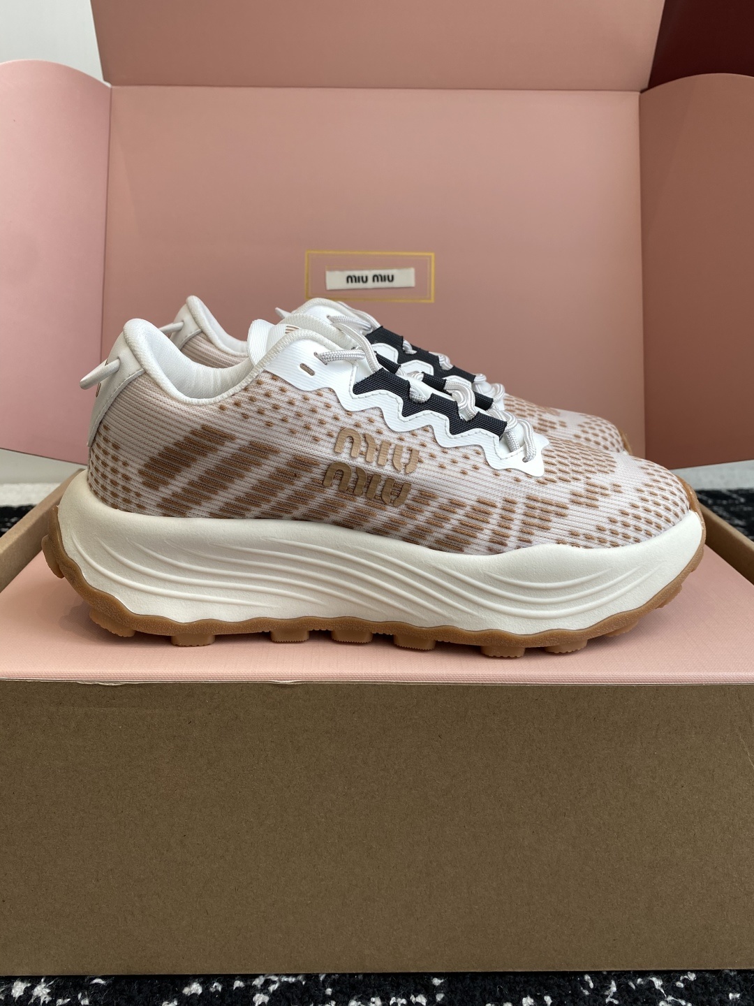 代购级(⚠️官网同步✈️盒包装)
Miu Miu 缪缪25ss 最新款美式 情侣款 老爹鞋 运动鞋
