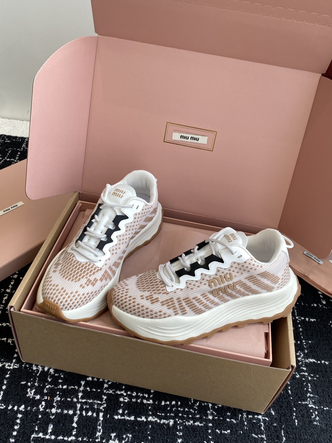 代购级(⚠️官网同步✈️盒包装)
Miu Miu 缪缪25ss 最新款美式 情侣款 老爹鞋 运动鞋