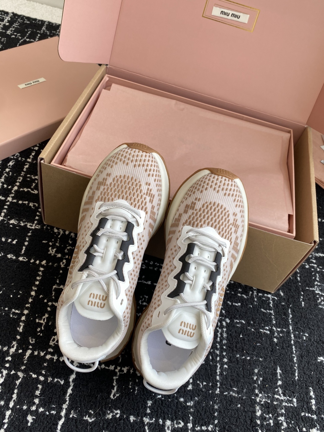 代购级(⚠️官网同步✈️盒包装)
Miu Miu 缪缪25ss 最新款美式 情侣款 老爹鞋 运动鞋