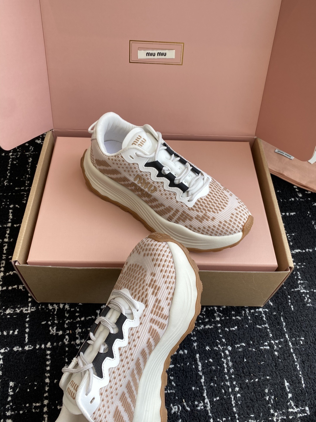 代购级(⚠️官网同步✈️盒包装)
Miu Miu 缪缪25ss 最新款美式 情侣款 老爹鞋 运动鞋