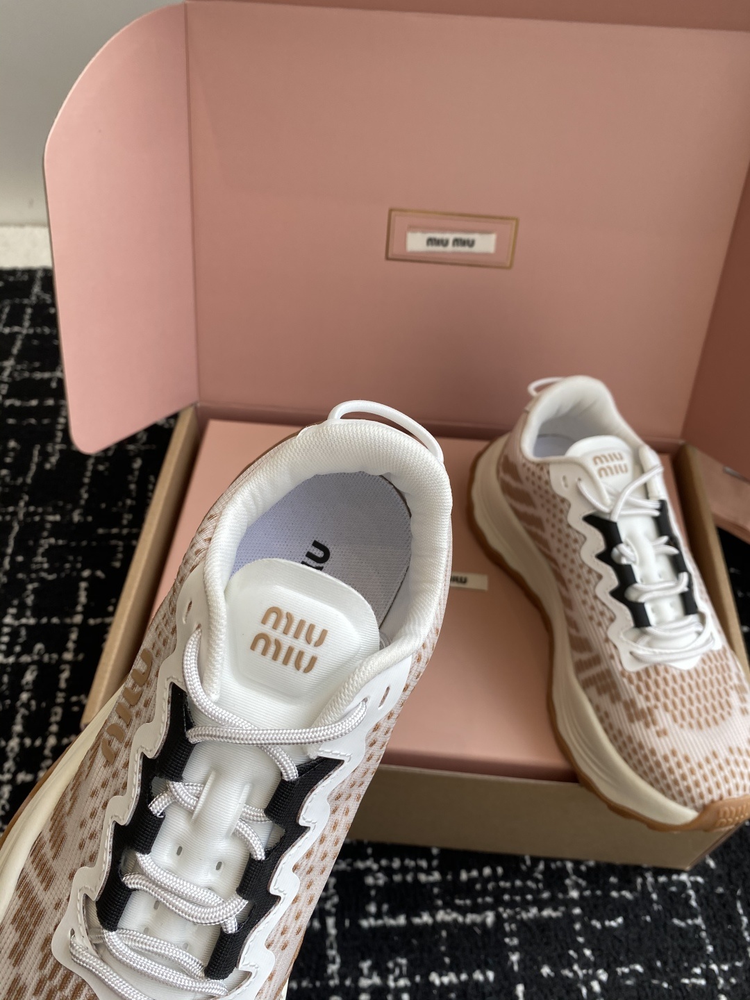 代购级(⚠️官网同步✈️盒包装)
Miu Miu 缪缪25ss 最新款美式 情侣款 老爹鞋 运动鞋