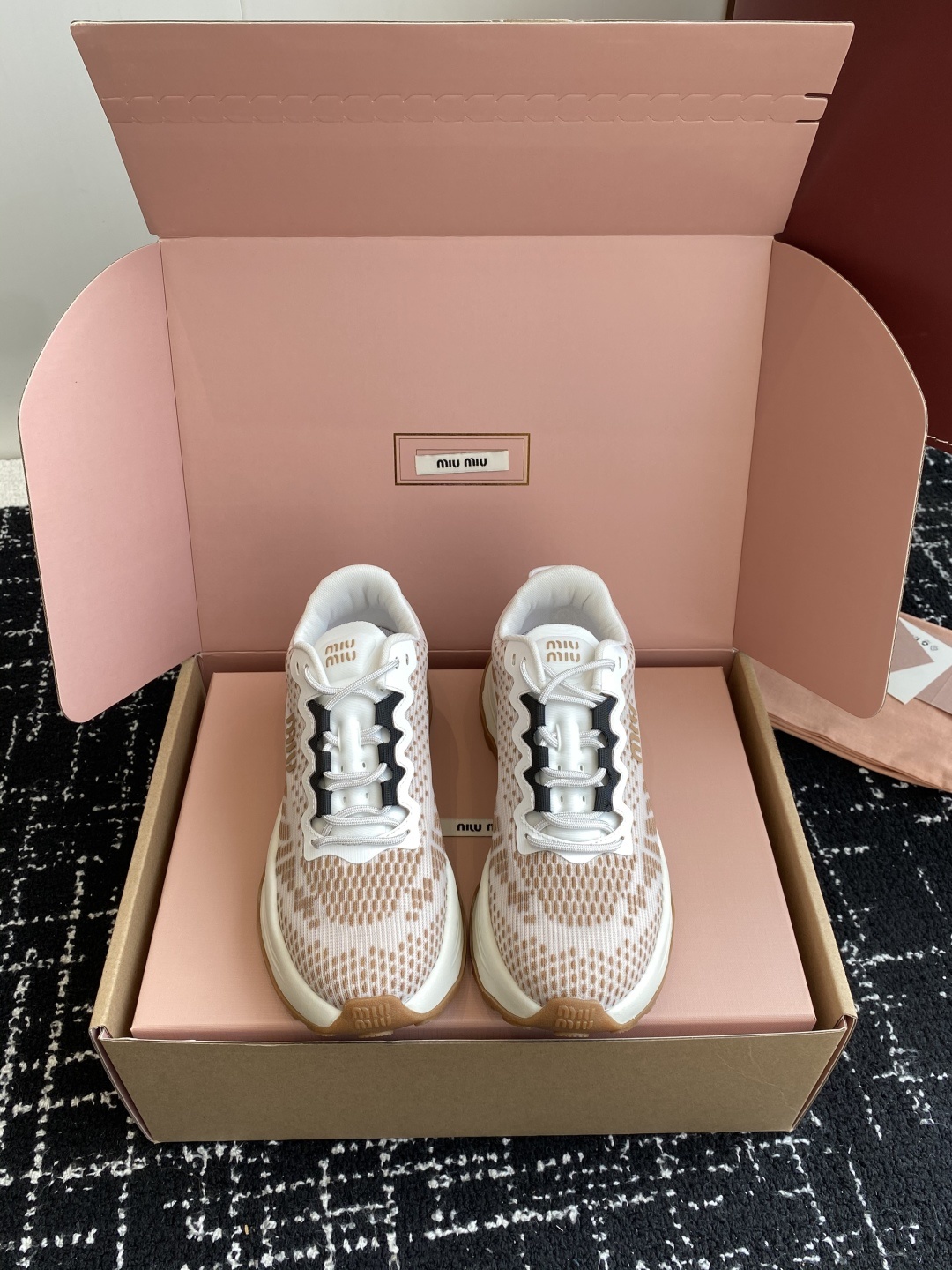代购级(⚠️官网同步✈️盒包装)
Miu Miu 缪缪25ss 最新款美式 情侣款 老爹鞋 运动鞋