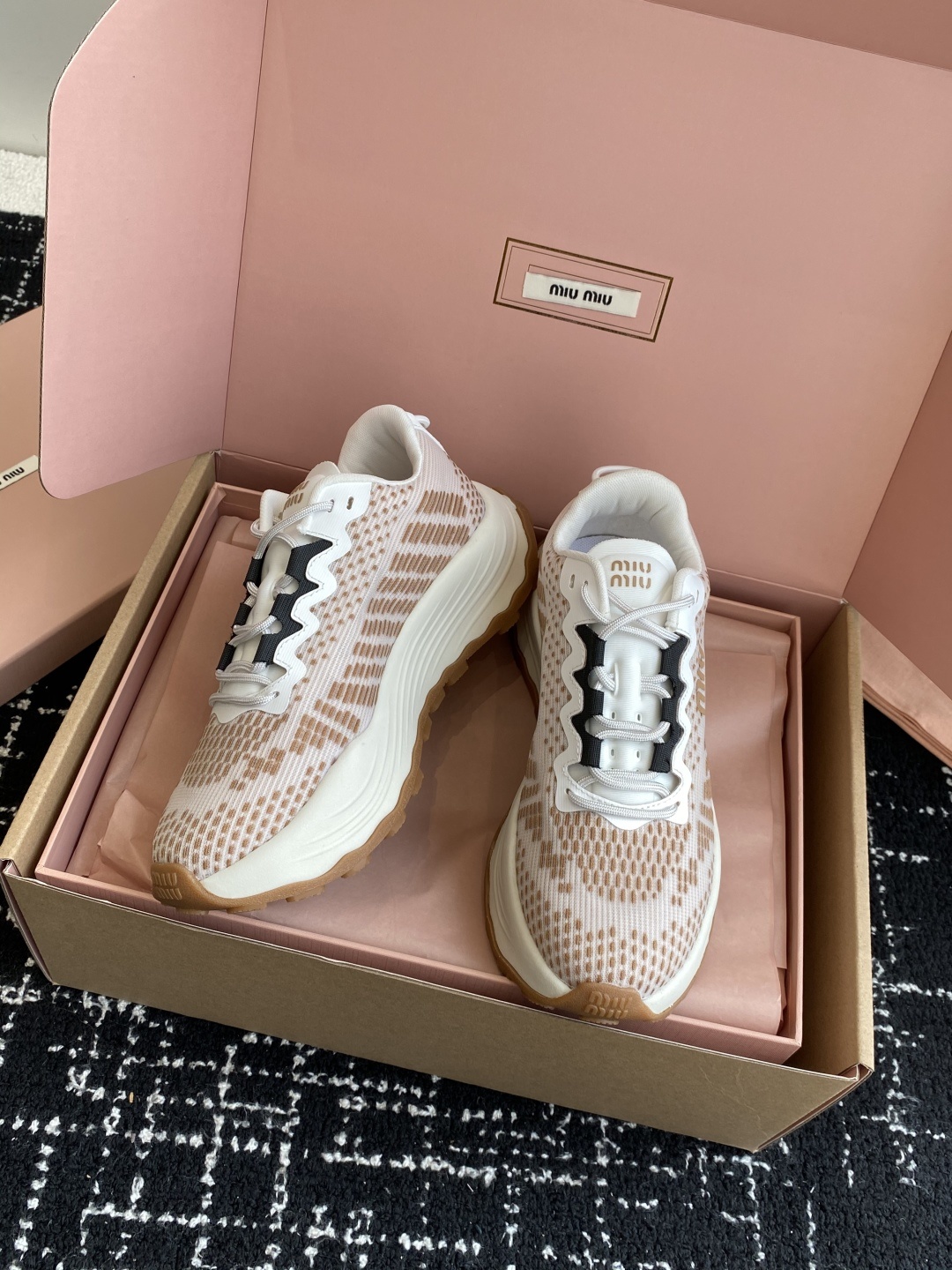 代购级(⚠️官网同步✈️盒包装)
Miu Miu 缪缪25ss 最新款美式 情侣款 老爹鞋 运动鞋