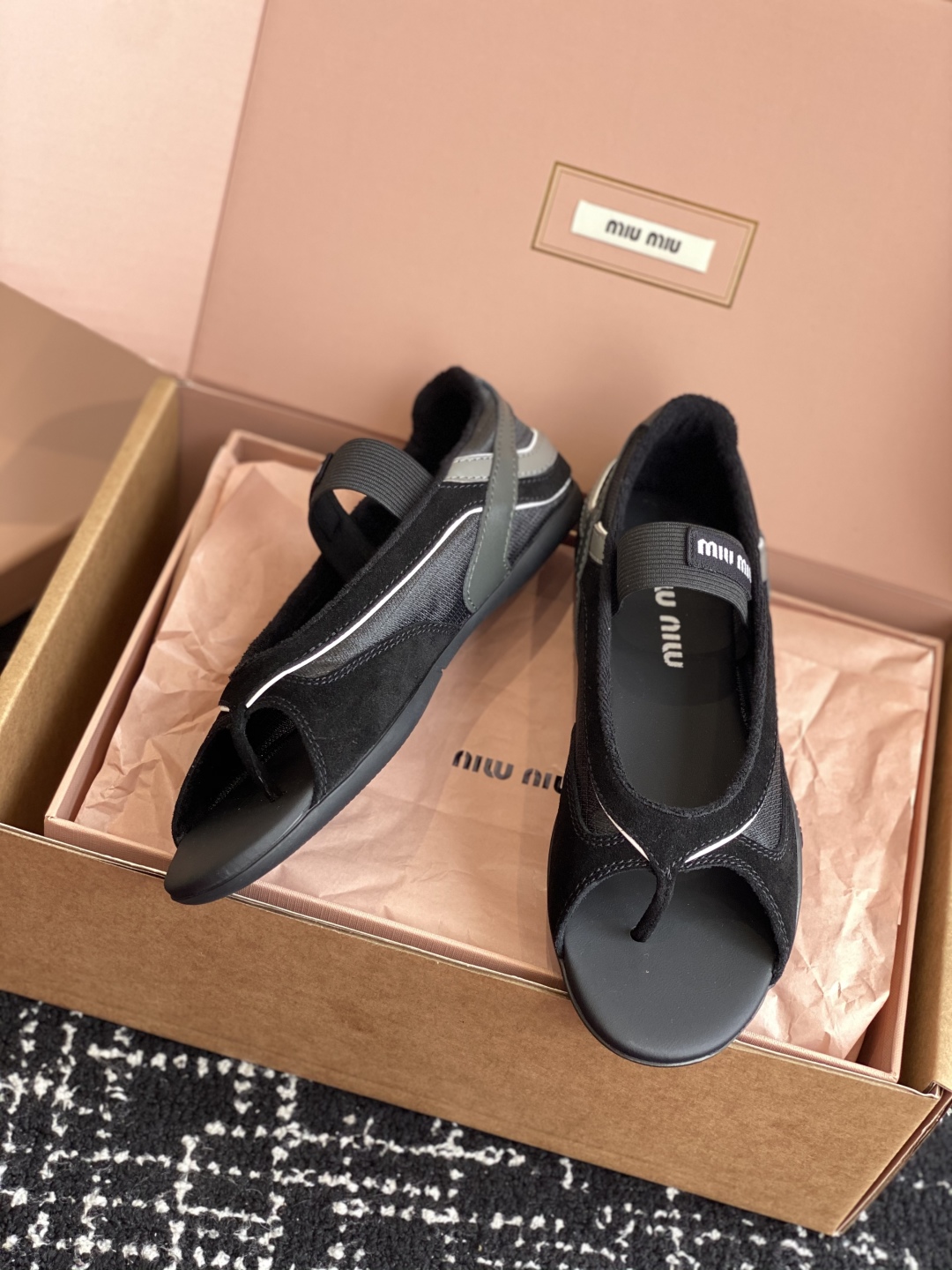 东莞代购级（⚠️官网同步✈️盒包装）
Miu Miu 25ss 春夏新款走秀MiuMiu 玛丽珍 休闲夹