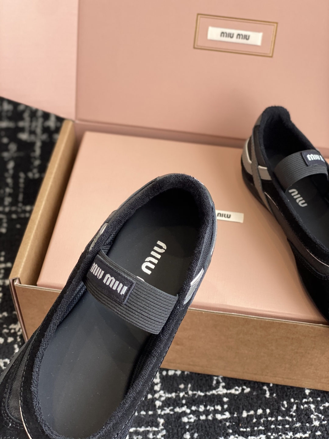 东莞代购级（⚠️官网同步✈️盒包装）
Miu Miu 25ss 春夏新款走秀MiuMiu 玛丽珍 休闲夹