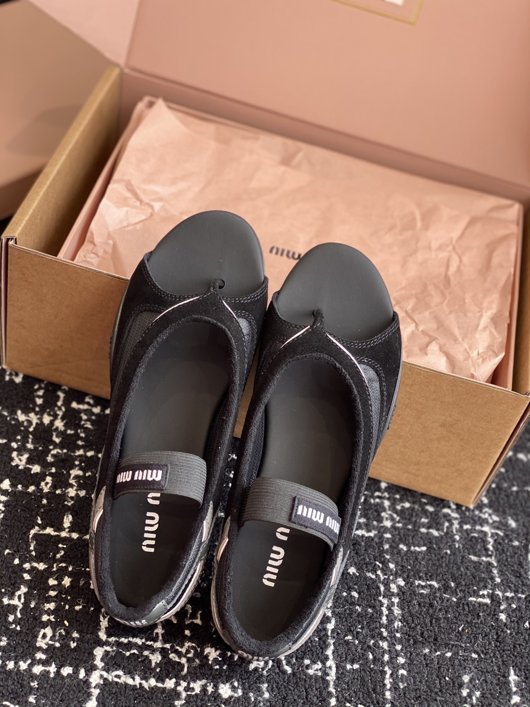 东莞代购级（⚠️官网同步✈️盒包装）
Miu Miu 25ss 春夏新款走秀MiuMiu 玛丽珍 休闲夹