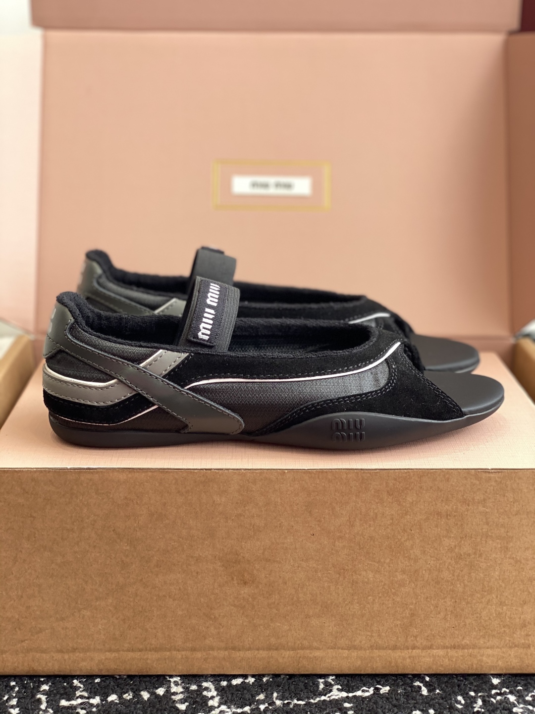 东莞代购级（⚠️官网同步✈️盒包装）
Miu Miu 25ss 春夏新款走秀MiuMiu 玛丽珍 休闲夹