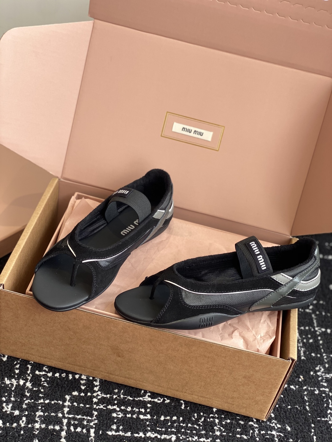 东莞代购级（⚠️官网同步✈️盒包装）
Miu Miu 25ss 春夏新款走秀MiuMiu 玛丽珍 休闲夹