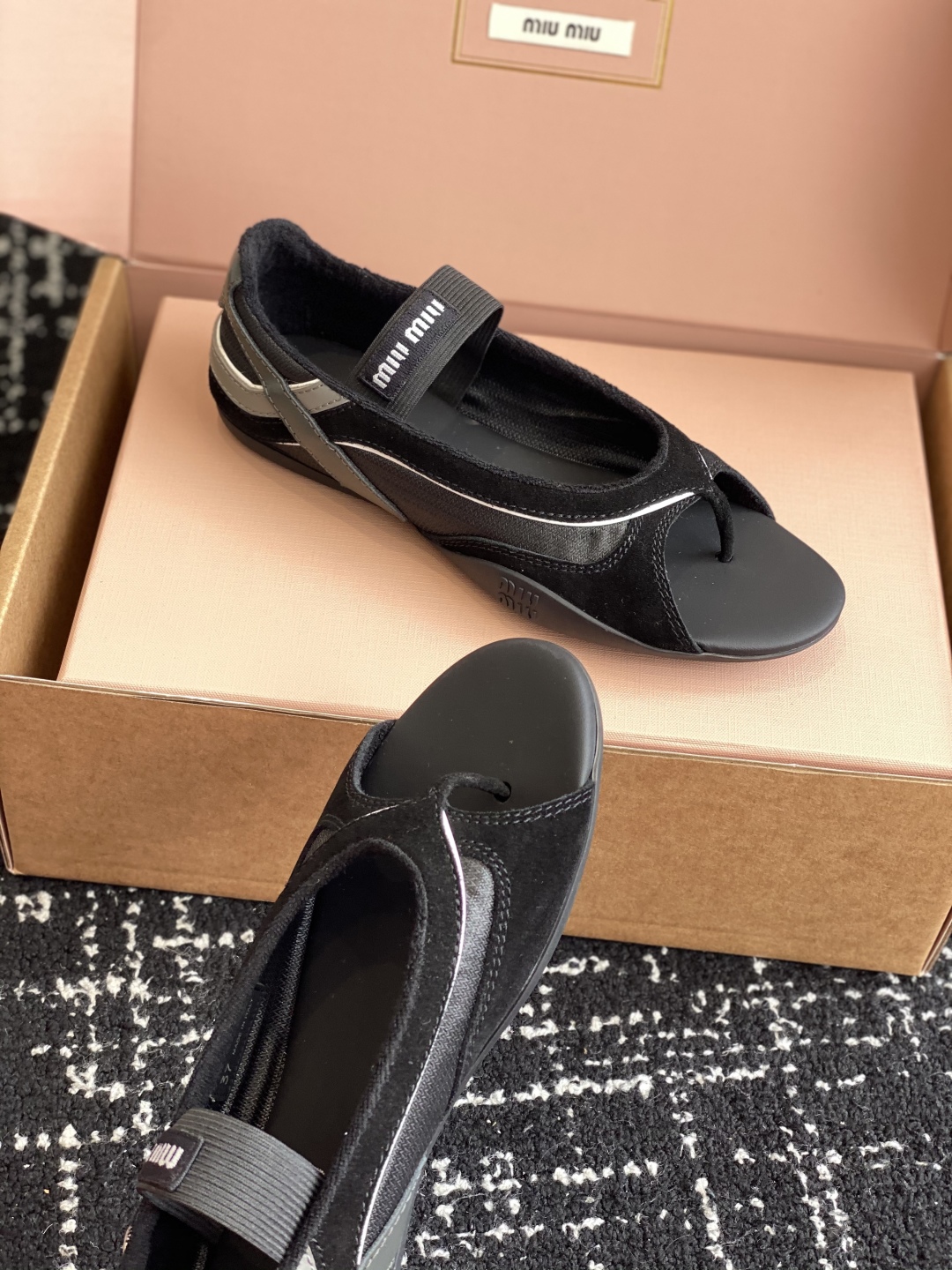 东莞代购级（⚠️官网同步✈️盒包装）
Miu Miu 25ss 春夏新款走秀MiuMiu 玛丽珍 休闲夹