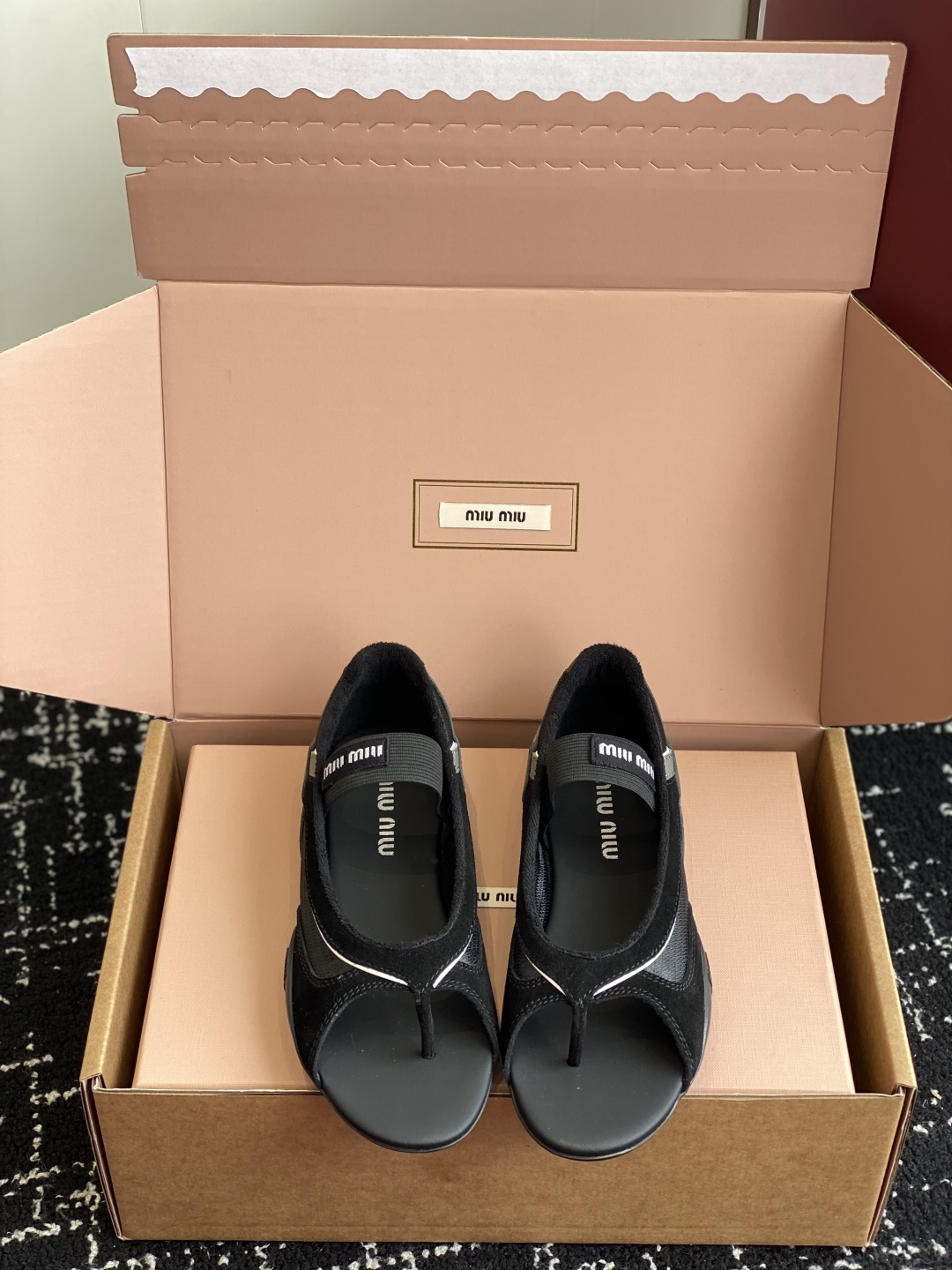 东莞代购级（⚠️官网同步✈️盒包装）
Miu Miu 25ss 春夏新款走秀MiuMiu 玛丽珍 休闲夹