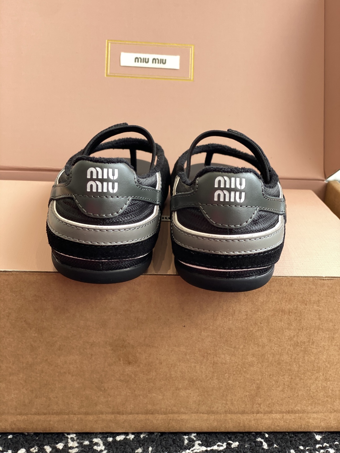 东莞代购级（⚠️官网同步✈️盒包装）
Miu Miu 25ss 春夏新款走秀MiuMiu 玛丽珍 休闲夹