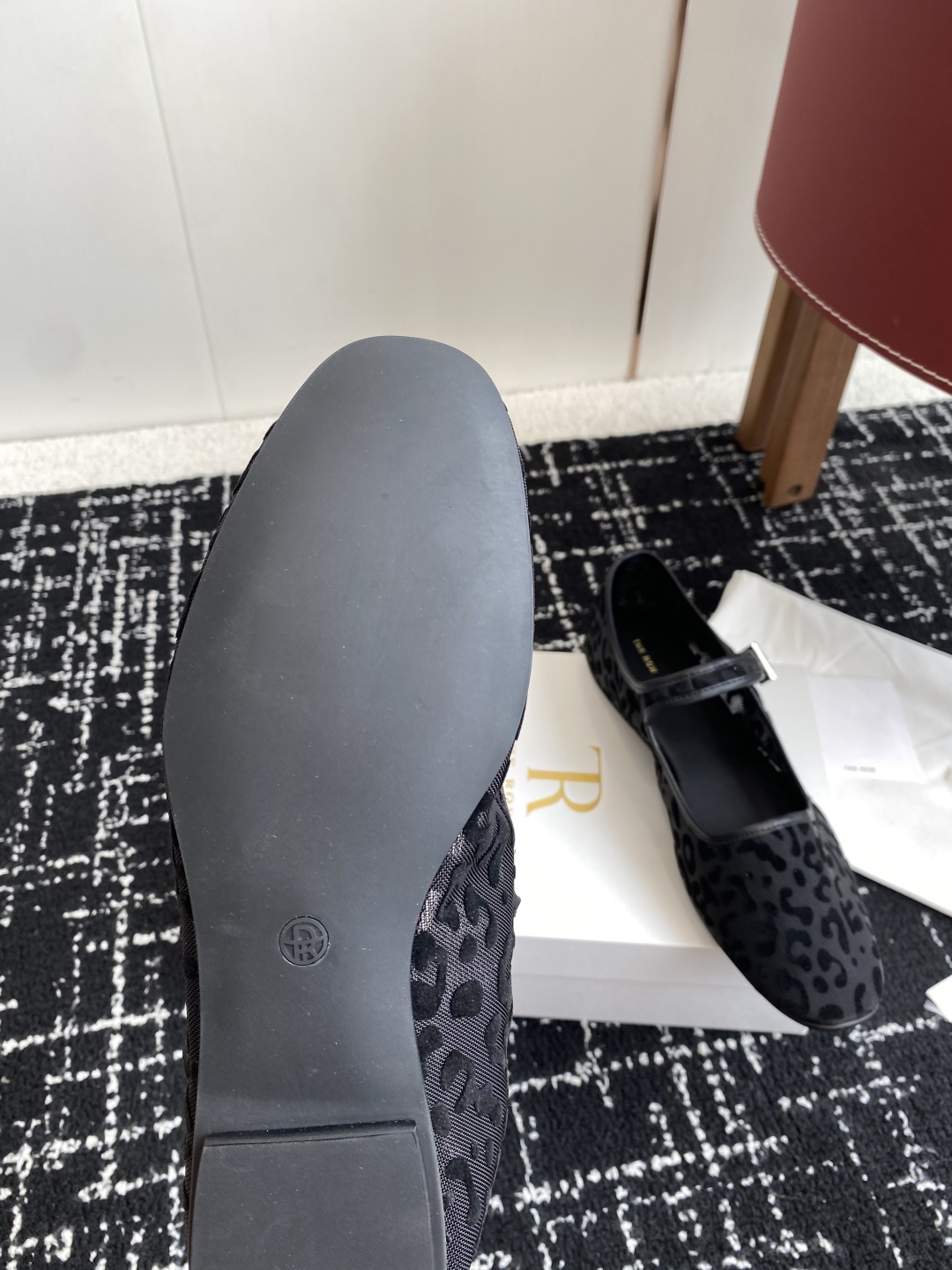 东莞代购级
THE ROW 25ss 网面透气 芭蕾舞鞋 单鞋

满满的少女风 既摩登又复古的味道 非常