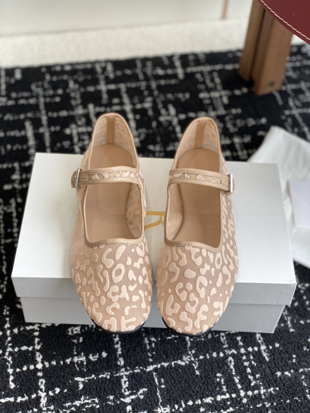 东莞代购级
THE ROW 25ss 网面透气 芭蕾舞鞋 单鞋

满满的少女风 既摩登又复古的味道 非常