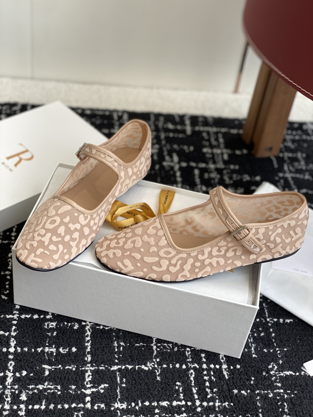 东莞代购级
THE ROW 25ss 网面透气 芭蕾舞鞋 单鞋

满满的少女风 既摩登又复古的味道 非常