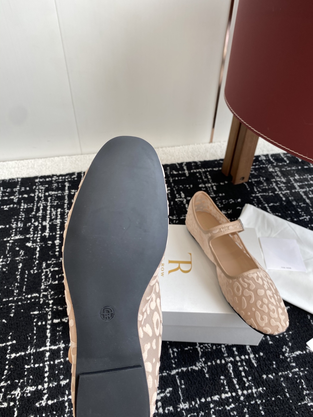 东莞代购级
THE ROW 25ss 网面透气 芭蕾舞鞋 单鞋

满满的少女风 既摩登又复古的味道 非常