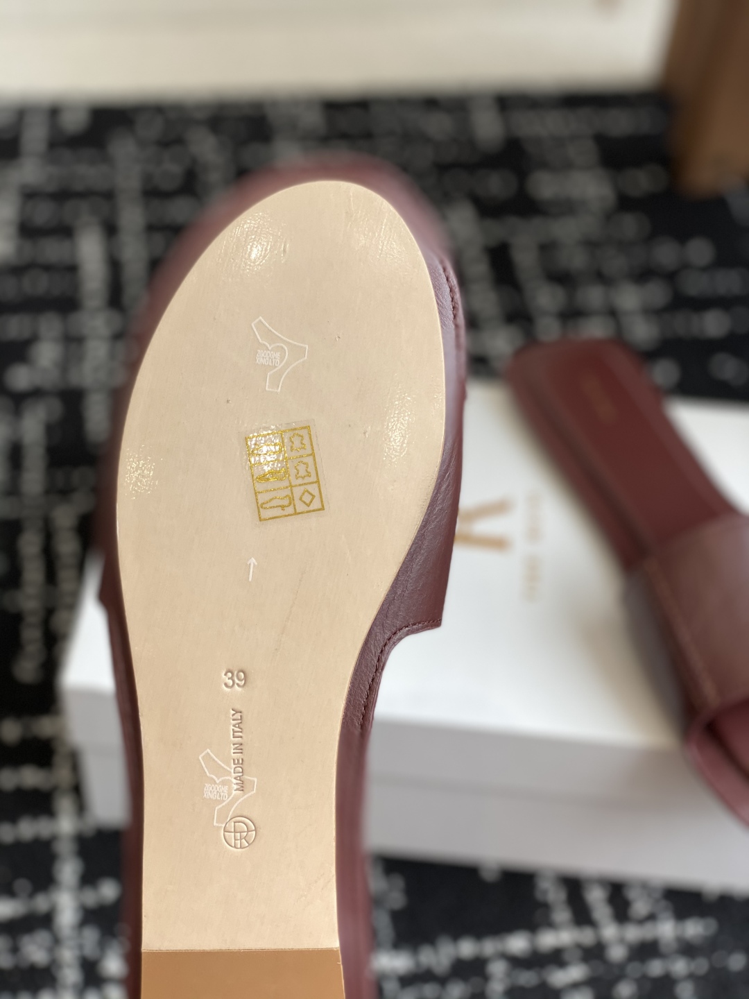东莞代购级
25ss 新季The Row 牛皮 极简拖鞋 平常外出逛街或者居家穿都非常方便舒适，

春夏