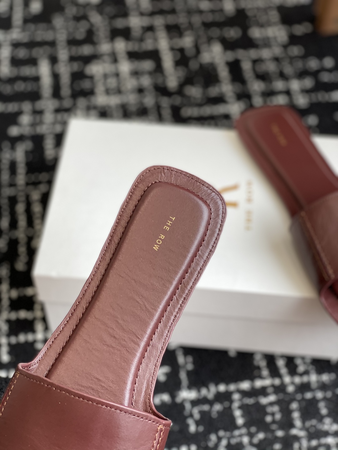 东莞代购级
25ss 新季The Row 牛皮 极简拖鞋 平常外出逛街或者居家穿都非常方便舒适，

春夏