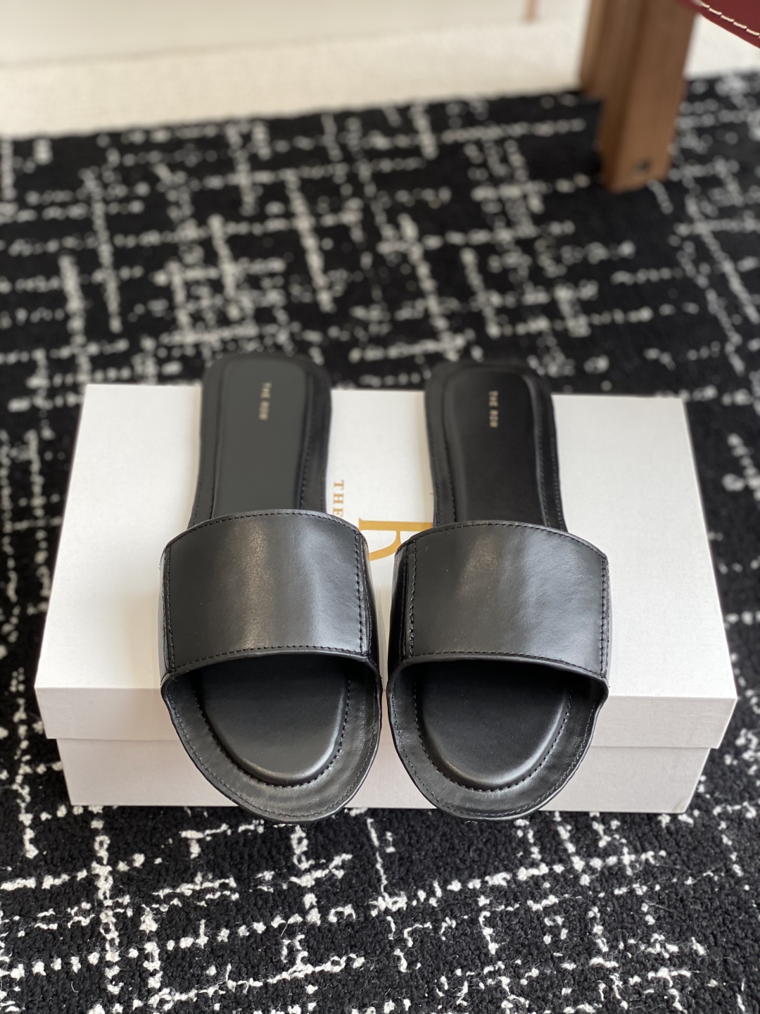 东莞代购级
25ss 新季The Row 牛皮 极简拖鞋 平常外出逛街或者居家穿都非常方便舒适，

春夏