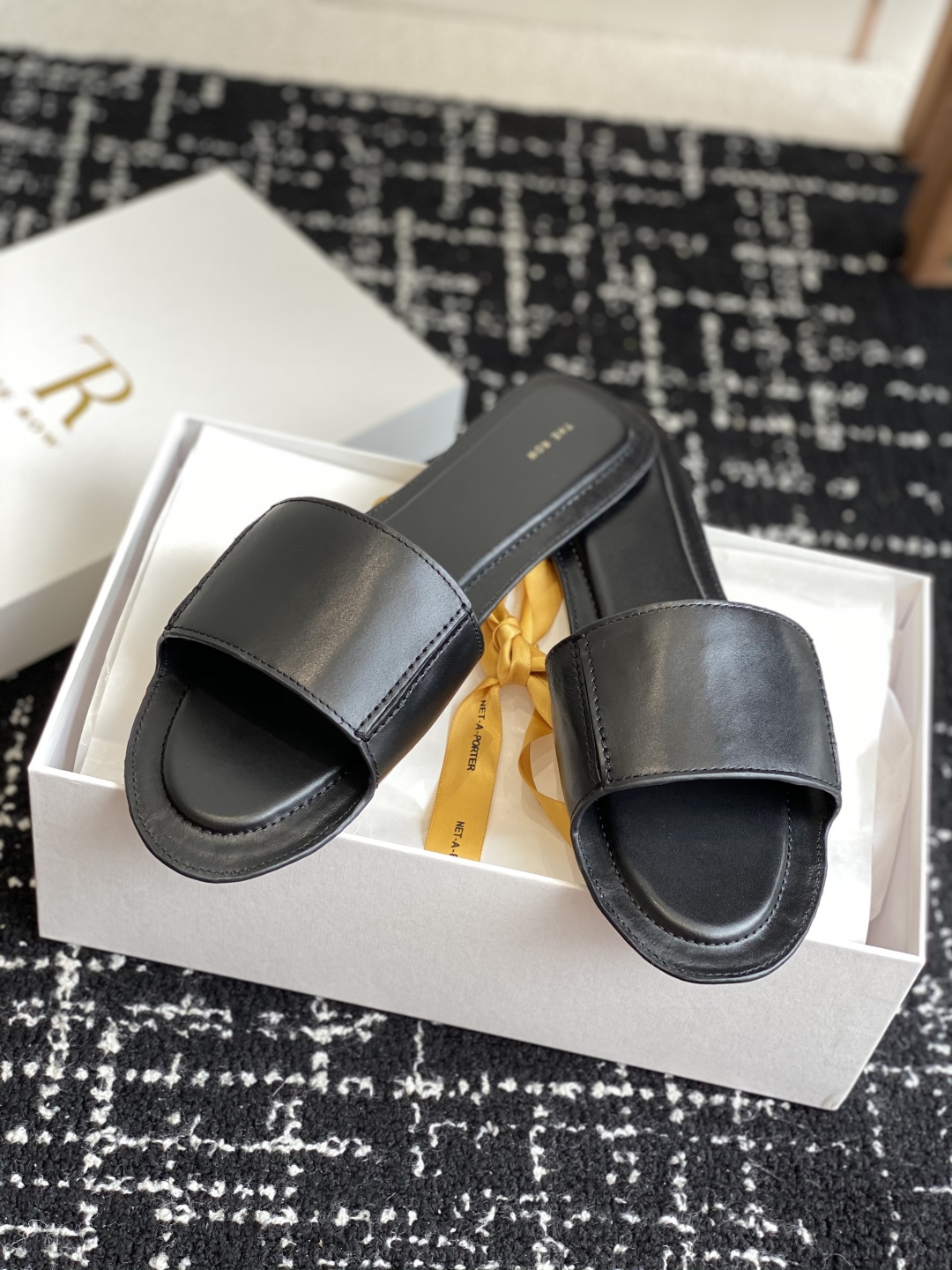 东莞代购级
25ss 新季The Row 牛皮 极简拖鞋 平常外出逛街或者居家穿都非常方便舒适，

春夏