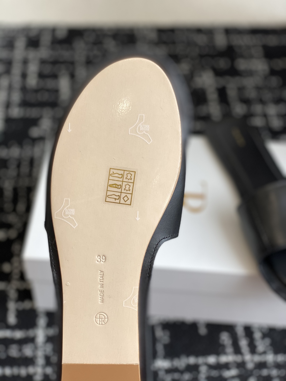 东莞代购级
25ss 新季The Row 牛皮 极简拖鞋 平常外出逛街或者居家穿都非常方便舒适，

春夏