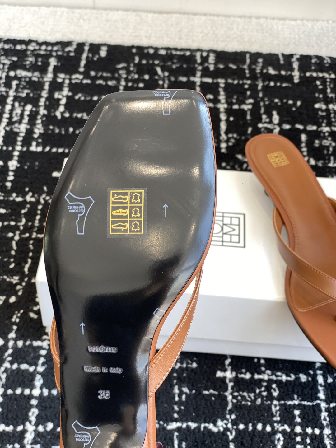 东莞代购级
新款瑞典金典小众Toteme 人字夹脚拖
北欧极简风格,金典不过时越看越好看,复古气质小