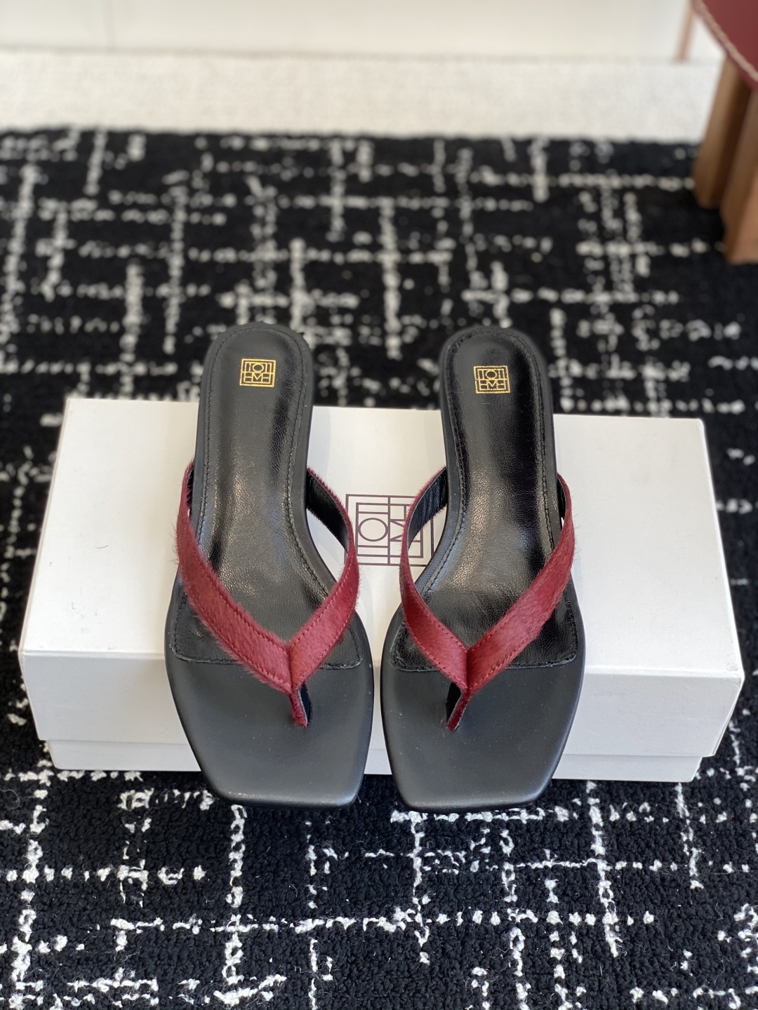 东莞代购级
新款瑞典金典小众Toteme 人字夹脚拖
北欧极简风格,金典不过时越看越好看,复古气质小