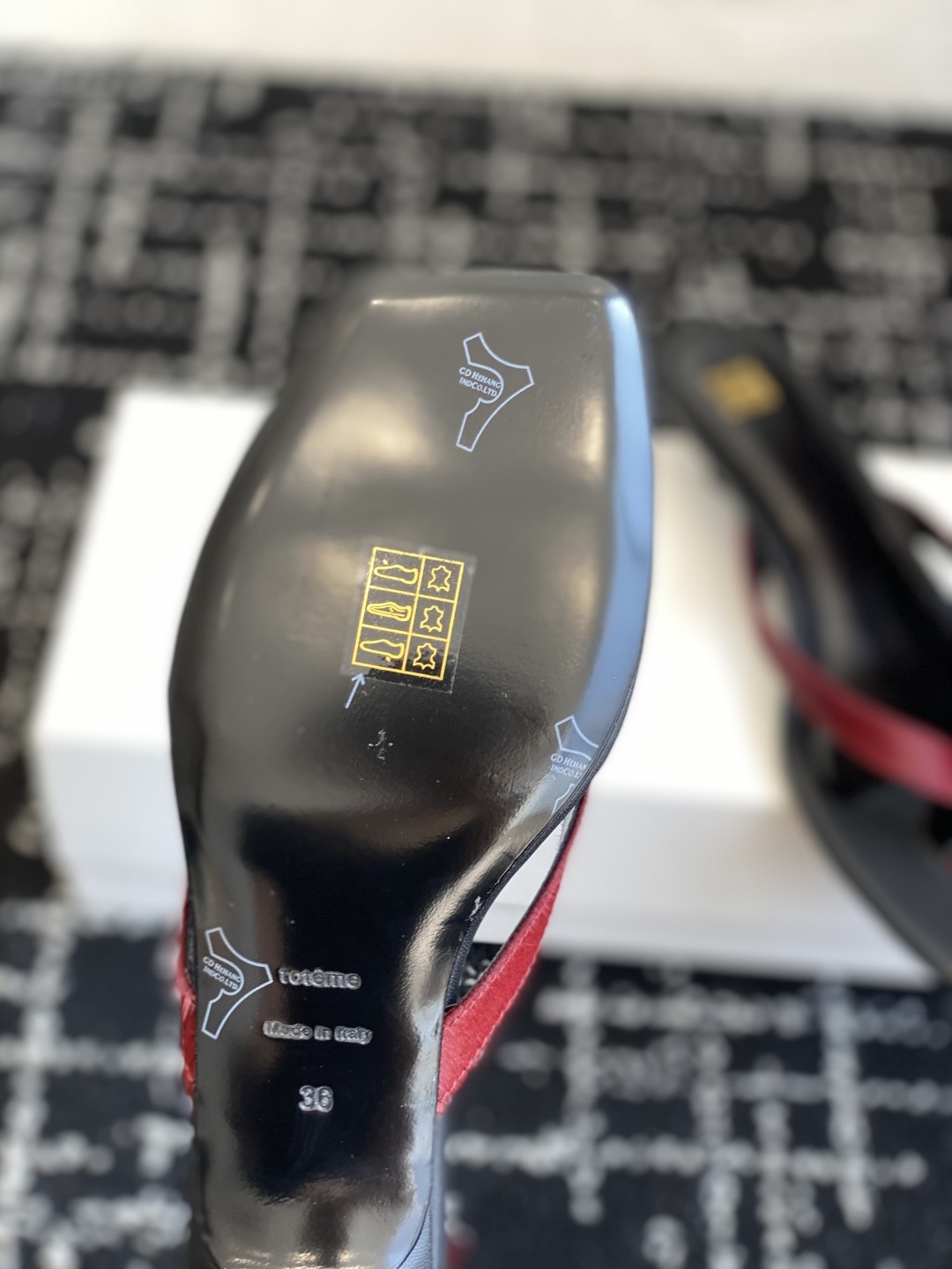 东莞代购级
新款瑞典金典小众Toteme 人字夹脚拖
北欧极简风格,金典不过时越看越好看,复古气质小