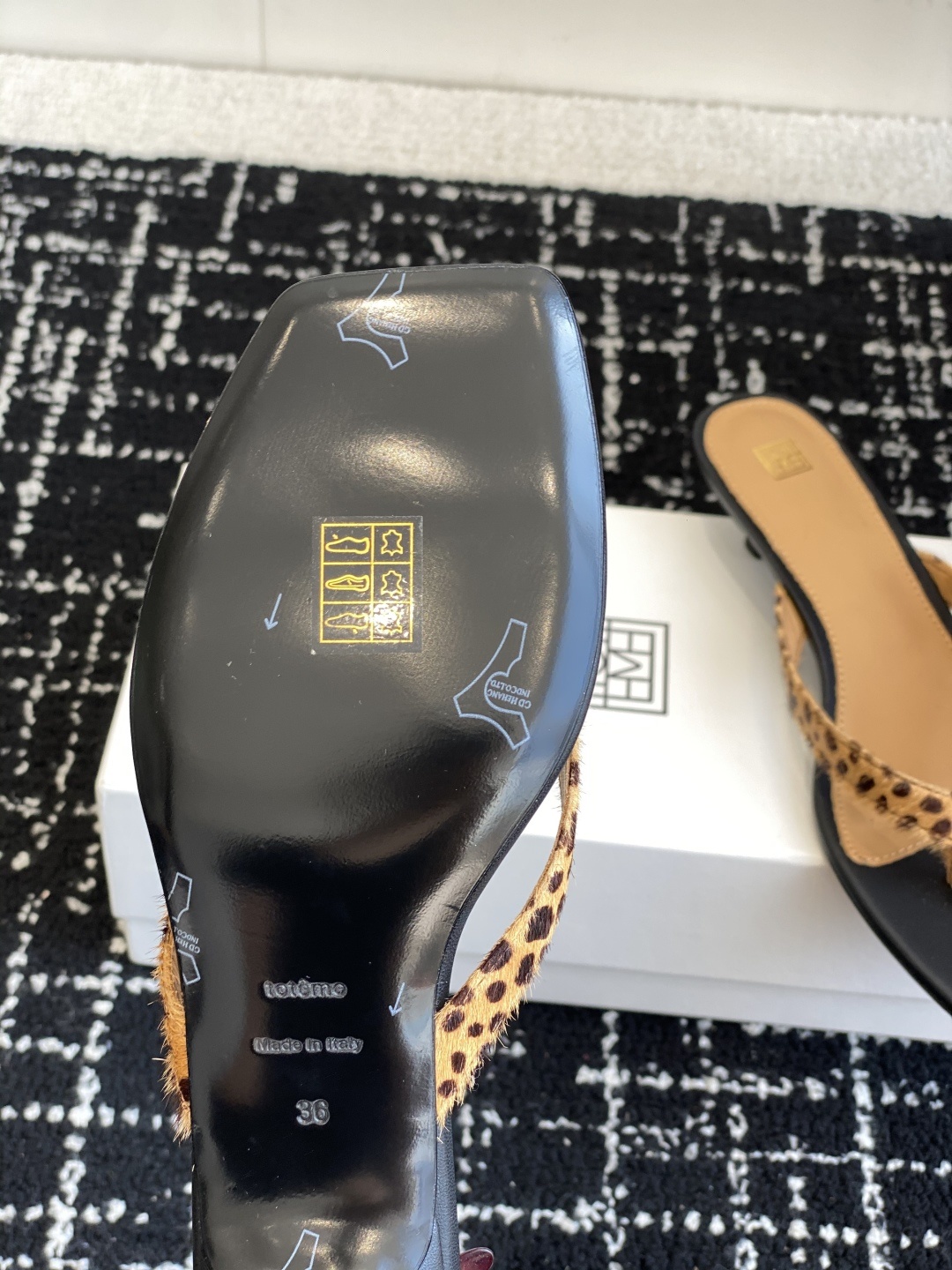 东莞代购级
新款瑞典金典小众Toteme 人字夹脚拖
北欧极简风格,金典不过时越看越好看,复古气质小