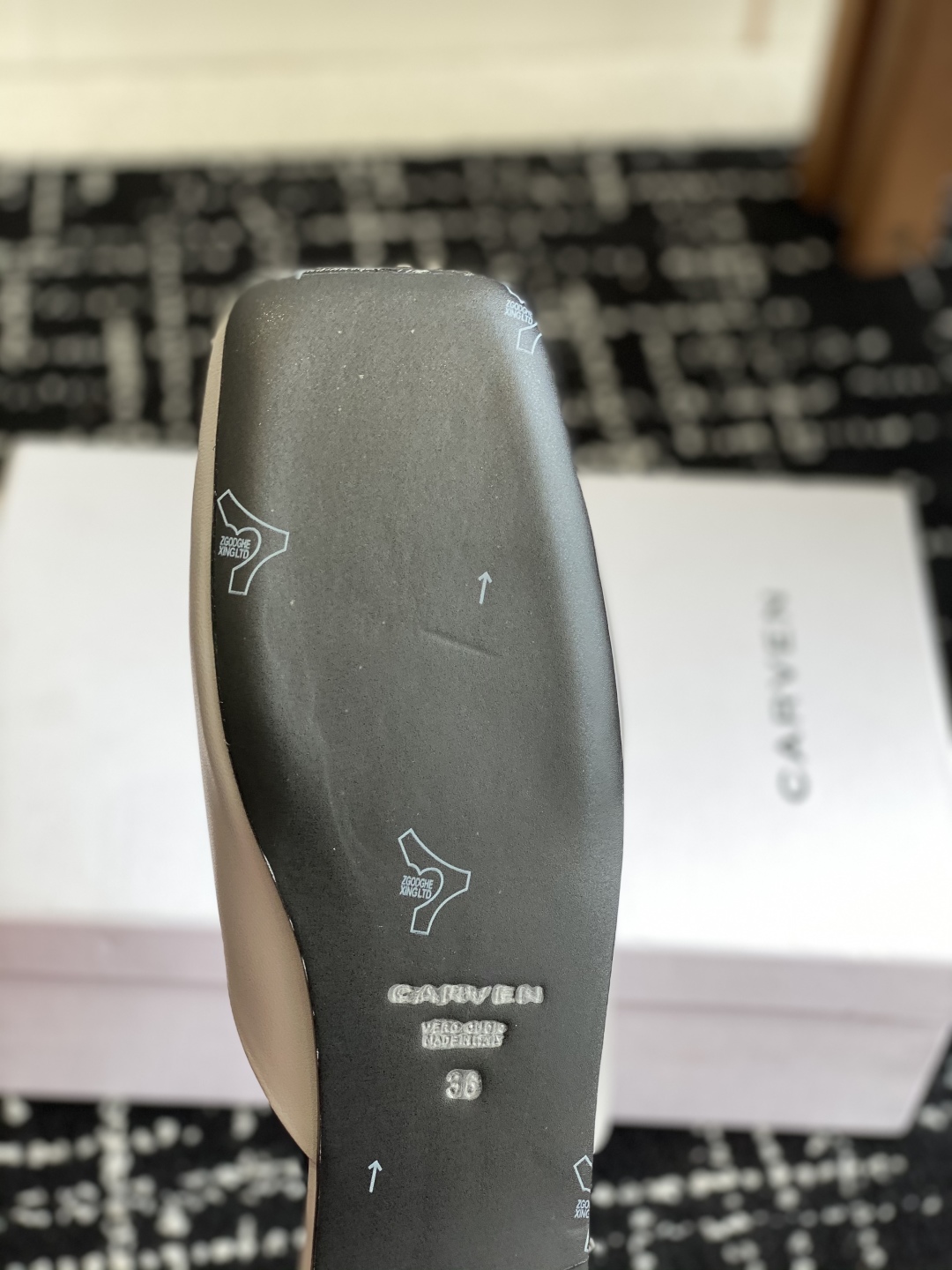 代购级
CAR VEN 25ss 春夏季新款穆勒 半拖

这一季太让人惊喜了，时尚界久违的极简之美，多巴