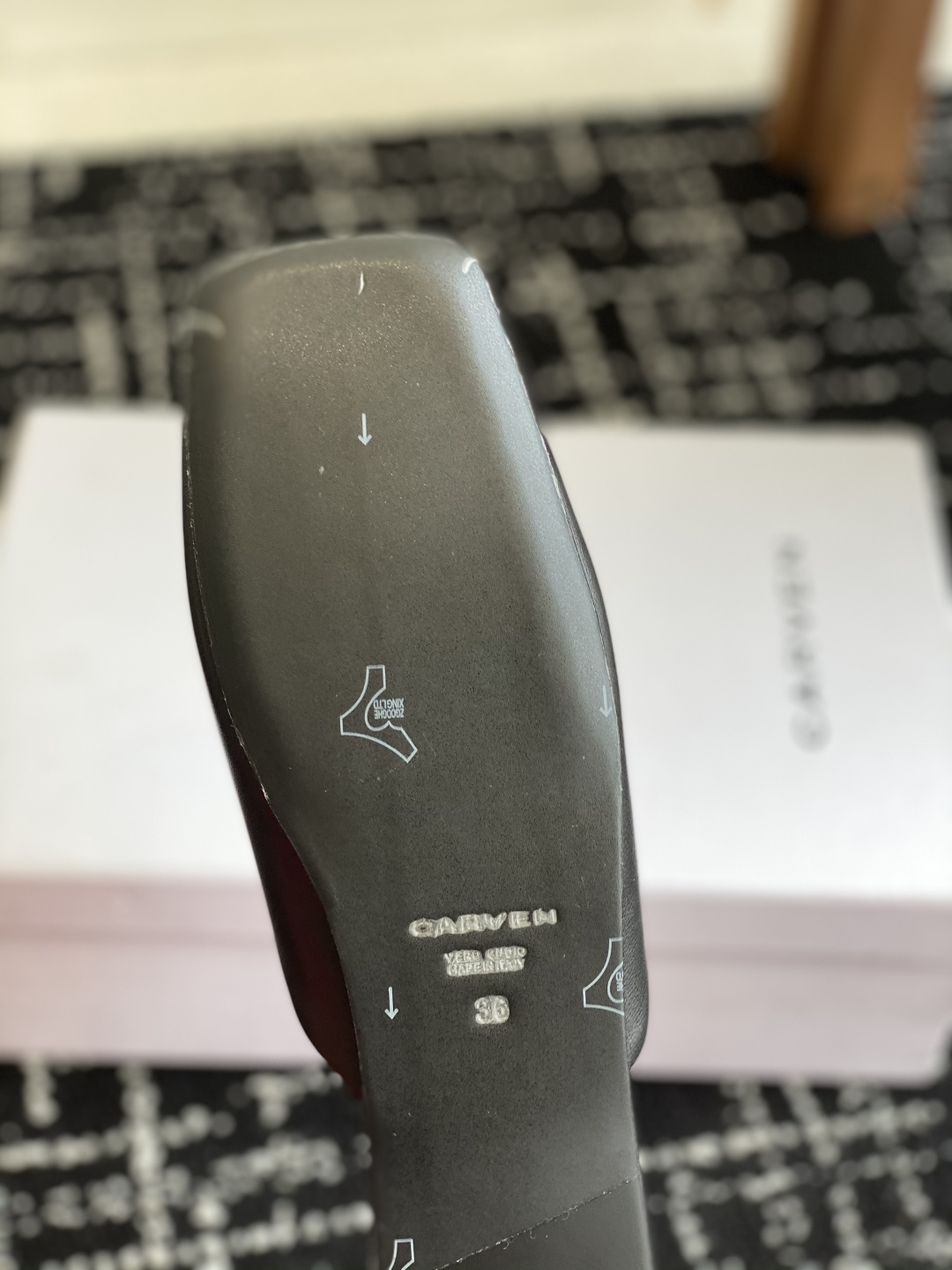 代购级
CAR VEN 25ss 春夏季新款穆勒 半拖

这一季太让人惊喜了，时尚界久违的极简之美，多巴