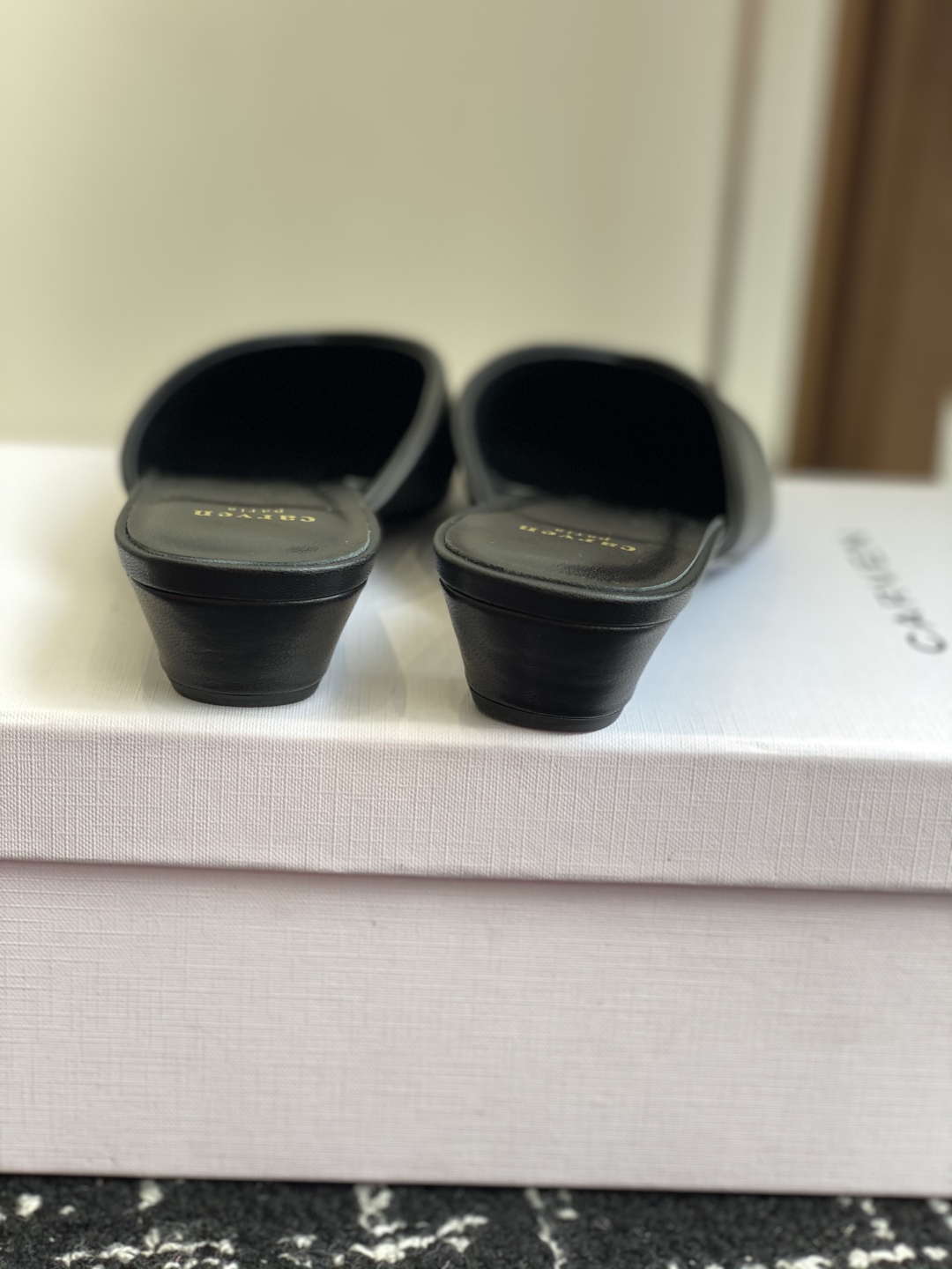 代购级
CAR VEN 25ss 春夏季新款穆勒 半拖

这一季太让人惊喜了，时尚界久违的极简之美，多巴