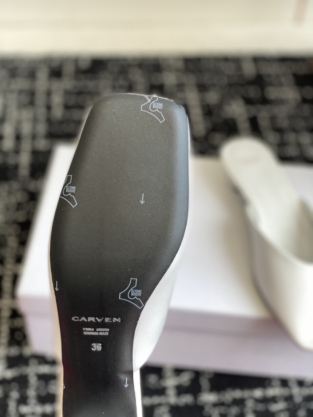 代购级
CAR VEN 25ss 春夏季新款穆勒 半拖

这一季太让人惊喜了，时尚界久违的极简之美，多巴