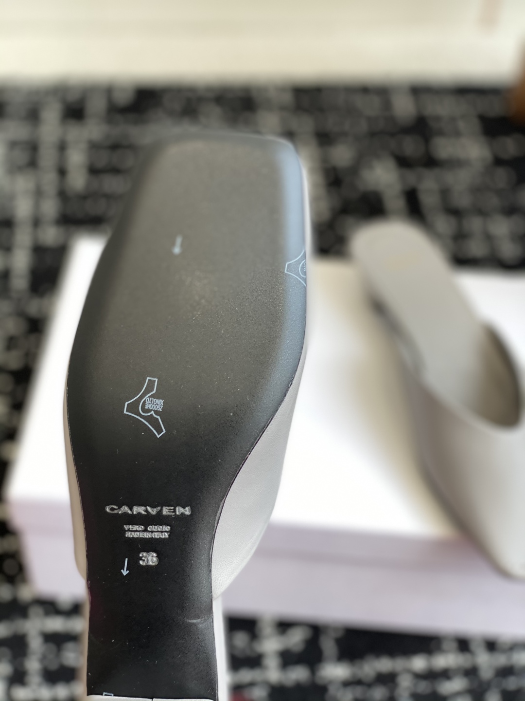 代购级
CAR VEN 25ss 春夏季新款穆勒 半拖

这一季太让人惊喜了，时尚界久违的极简之美，多巴