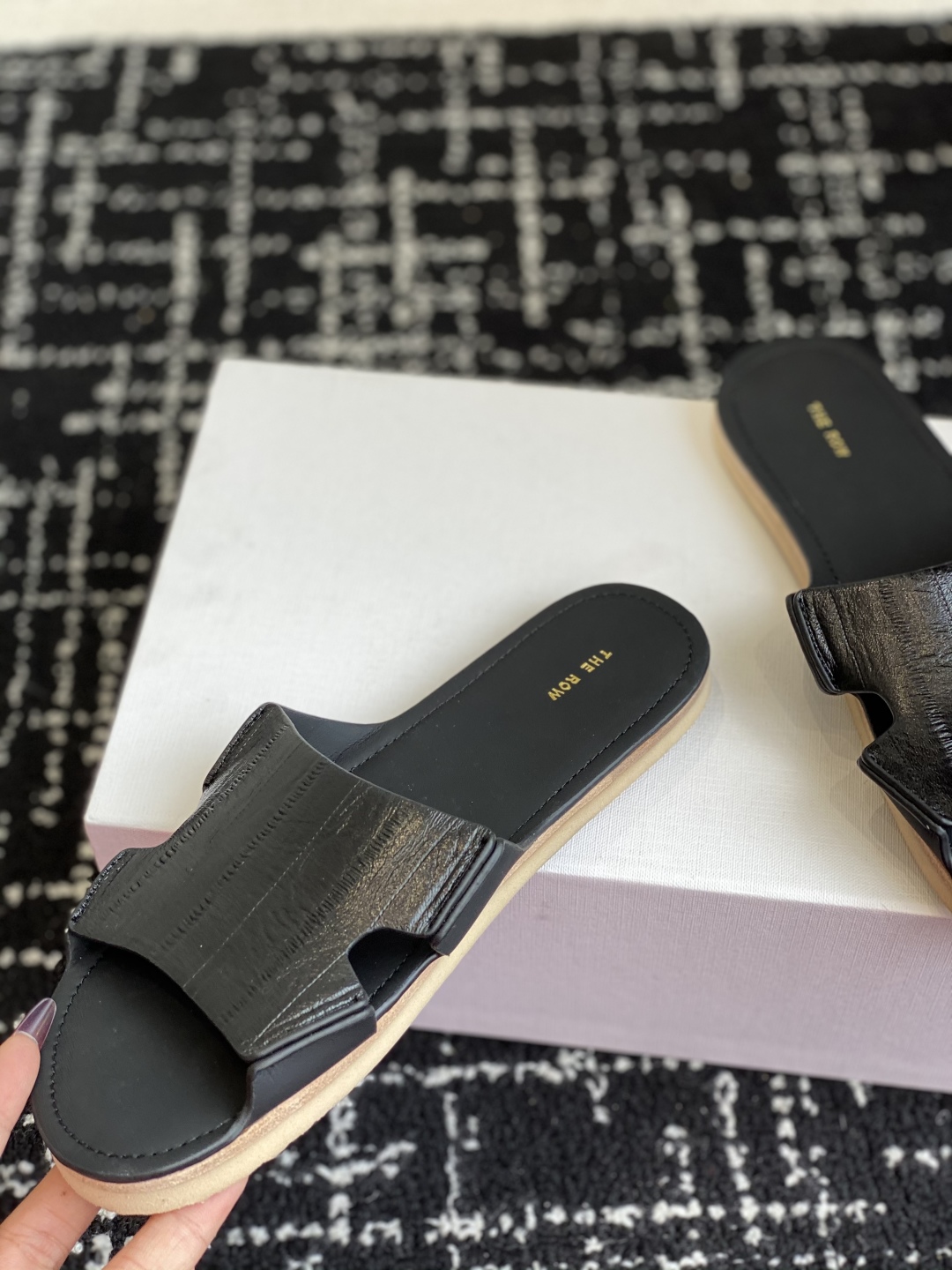 代购级
25ss 新季The Row 牛皮 极简拖鞋 平常外出逛街或者居家穿都非常方便舒适，

春夏秋冬