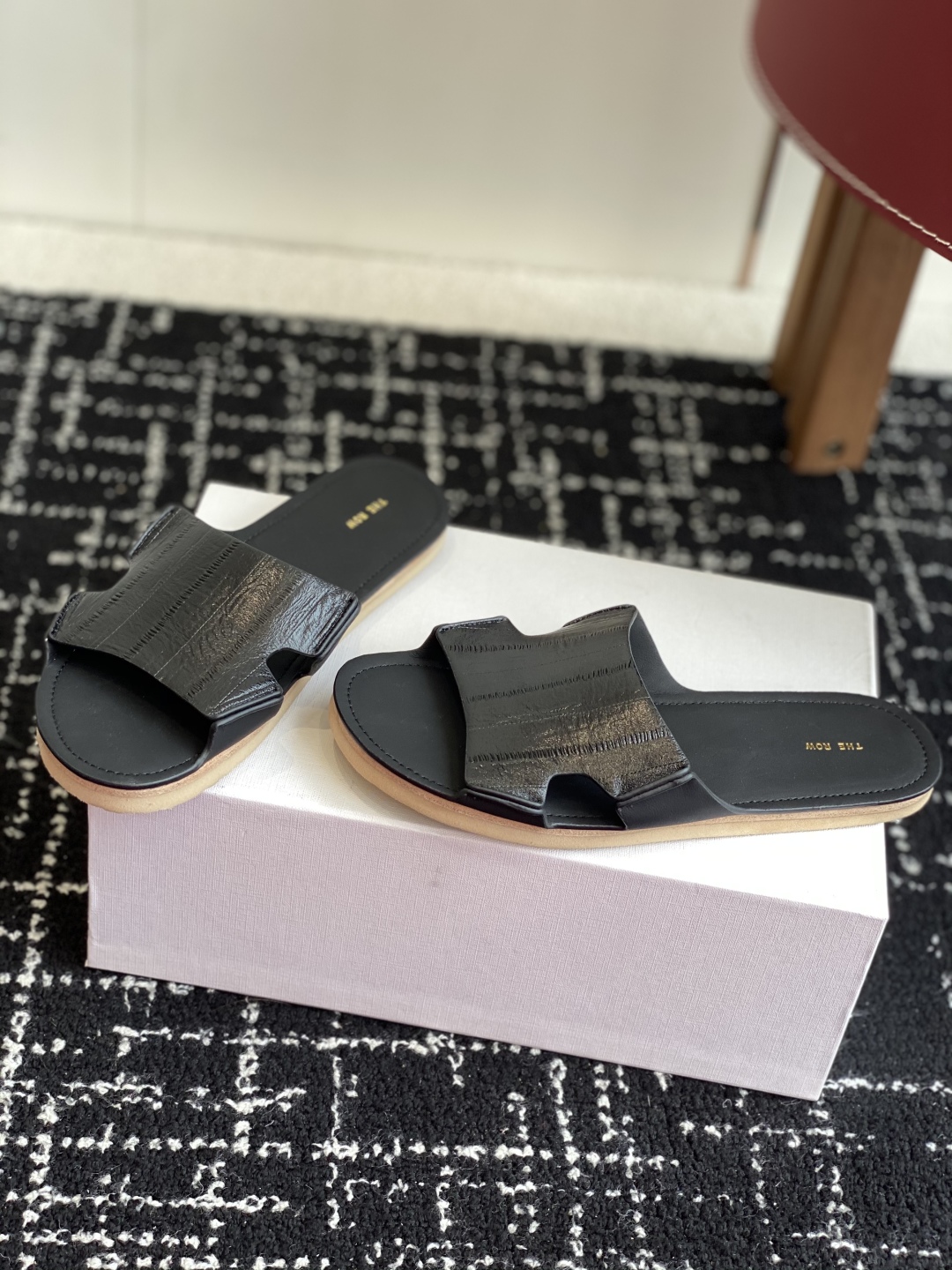 代购级
25ss 新季The Row 牛皮 极简拖鞋 平常外出逛街或者居家穿都非常方便舒适，

春夏秋冬