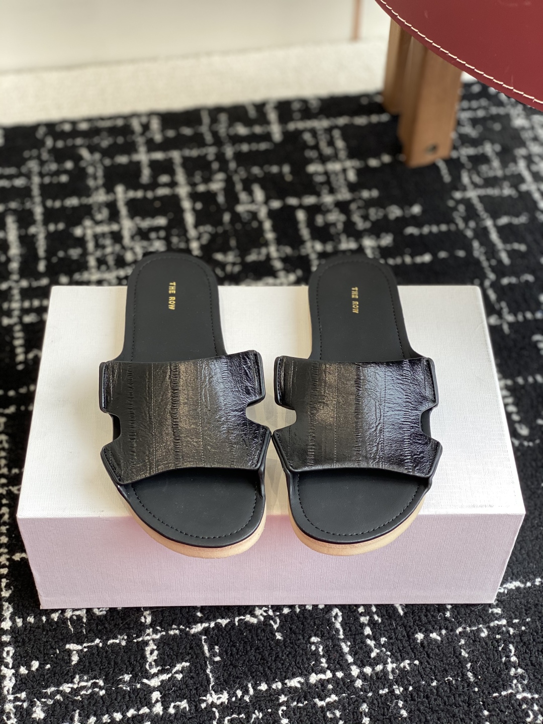 代购级
25ss 新季The Row 牛皮 极简拖鞋 平常外出逛街或者居家穿都非常方便舒适，

春夏秋冬