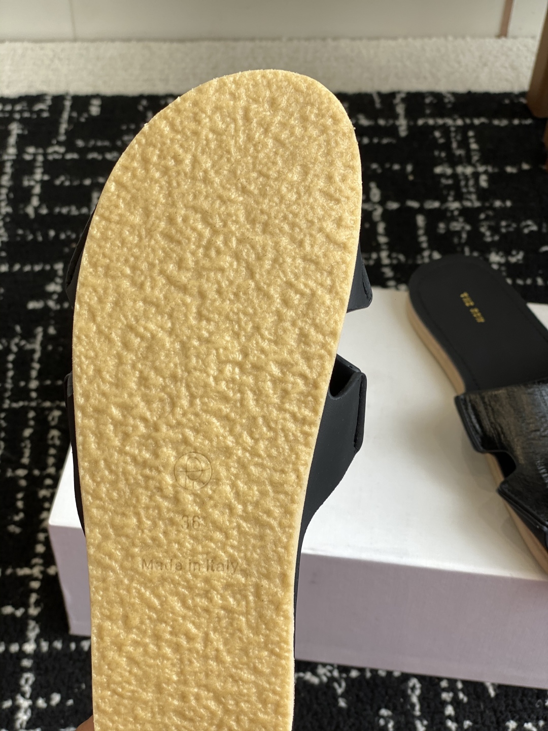 代购级
25ss 新季The Row 牛皮 极简拖鞋 平常外出逛街或者居家穿都非常方便舒适，

春夏秋冬