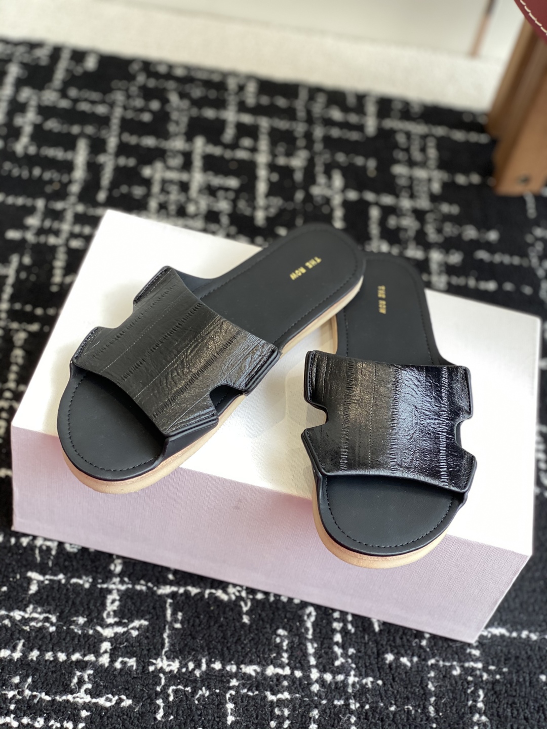 代购级
25ss 新季The Row 牛皮 极简拖鞋 平常外出逛街或者居家穿都非常方便舒适，

春夏秋冬