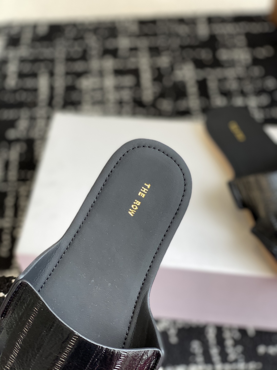 代购级
25ss 新季The Row 牛皮 极简拖鞋 平常外出逛街或者居家穿都非常方便舒适，

春夏秋冬