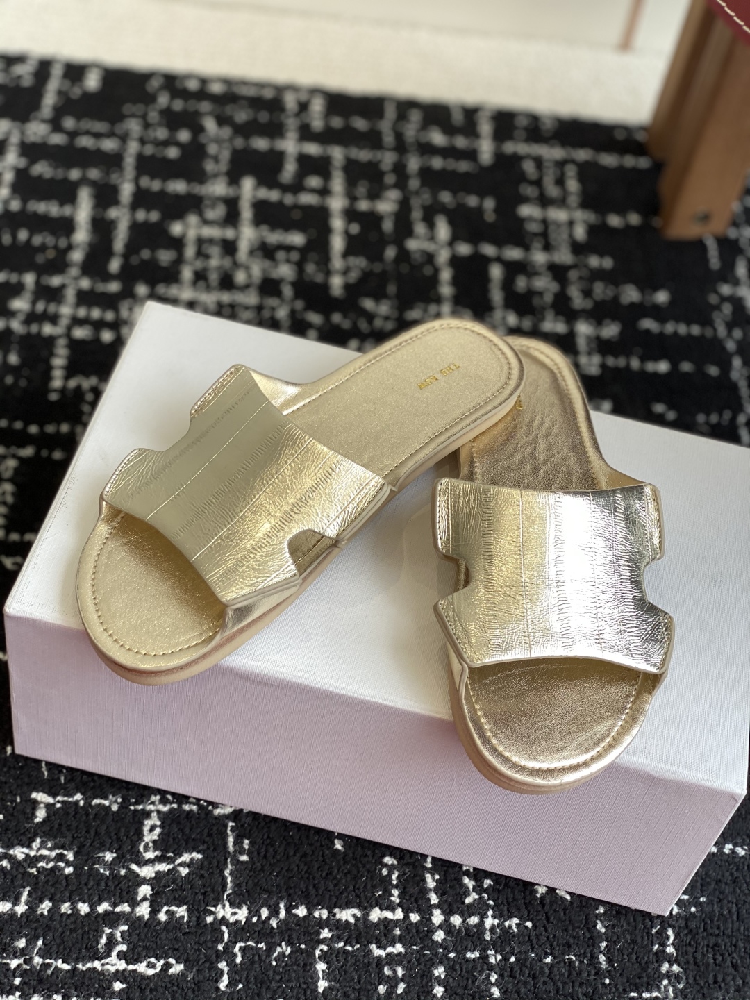 代购级
25ss 新季The Row 牛皮 极简拖鞋 平常外出逛街或者居家穿都非常方便舒适，

春夏秋冬