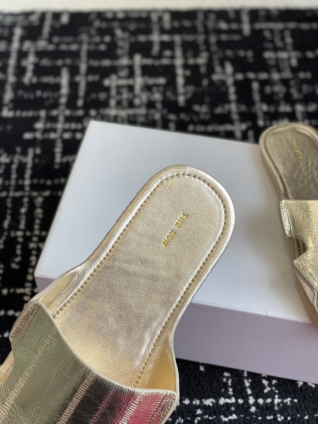 代购级
25ss 新季The Row 牛皮 极简拖鞋 平常外出逛街或者居家穿都非常方便舒适，

春夏秋冬