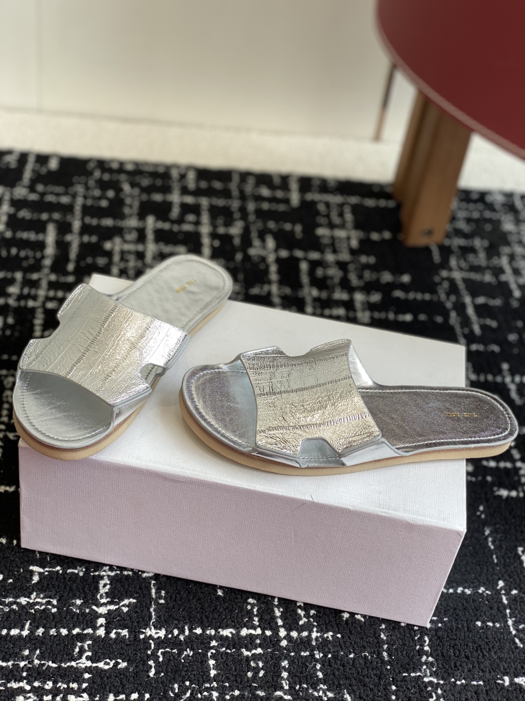 代购级
25ss 新季The Row 牛皮 极简拖鞋 平常外出逛街或者居家穿都非常方便舒适，

春夏秋冬