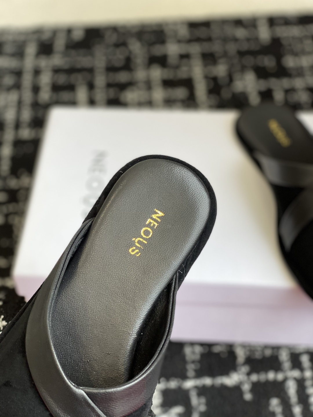 代购级
NEOUS 25ss 来自英国的小众品牌又一款 圆头拖鞋
小众伦敦鞋履品牌Neous虽然不及